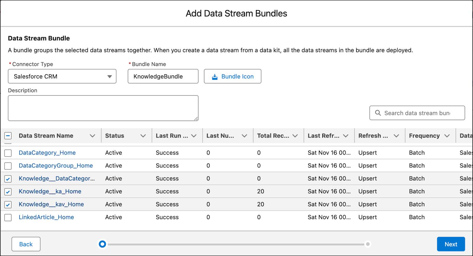 Ventana Add Data Stream Bundles (Agregar paquetes de transmisión de datos) con tres transmisiones de datos seleccionadas. El tipo de conector es Salesforce CRM y el nombre del paquete es KnowledgeBundle.