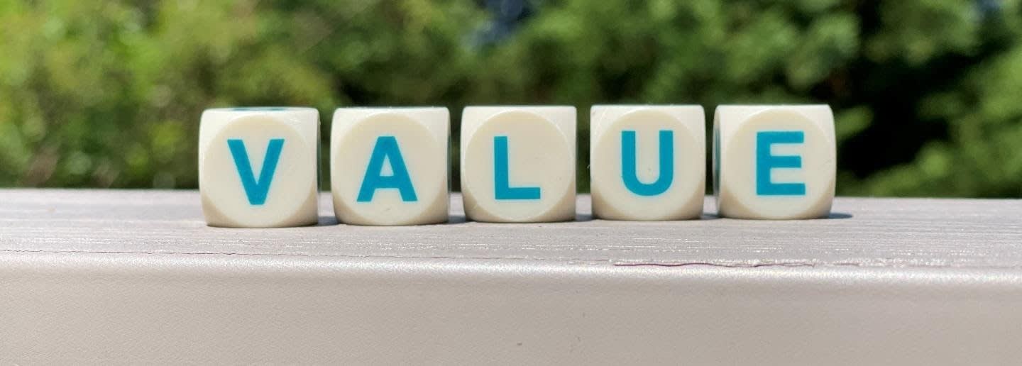 Piezas de juego que deletrean la palabra "value" (valor)