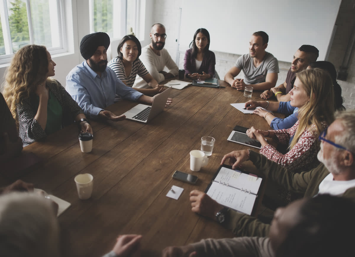 Reunião da equipe de operações de vendas com representantes de vendas em uma sala de conferências.