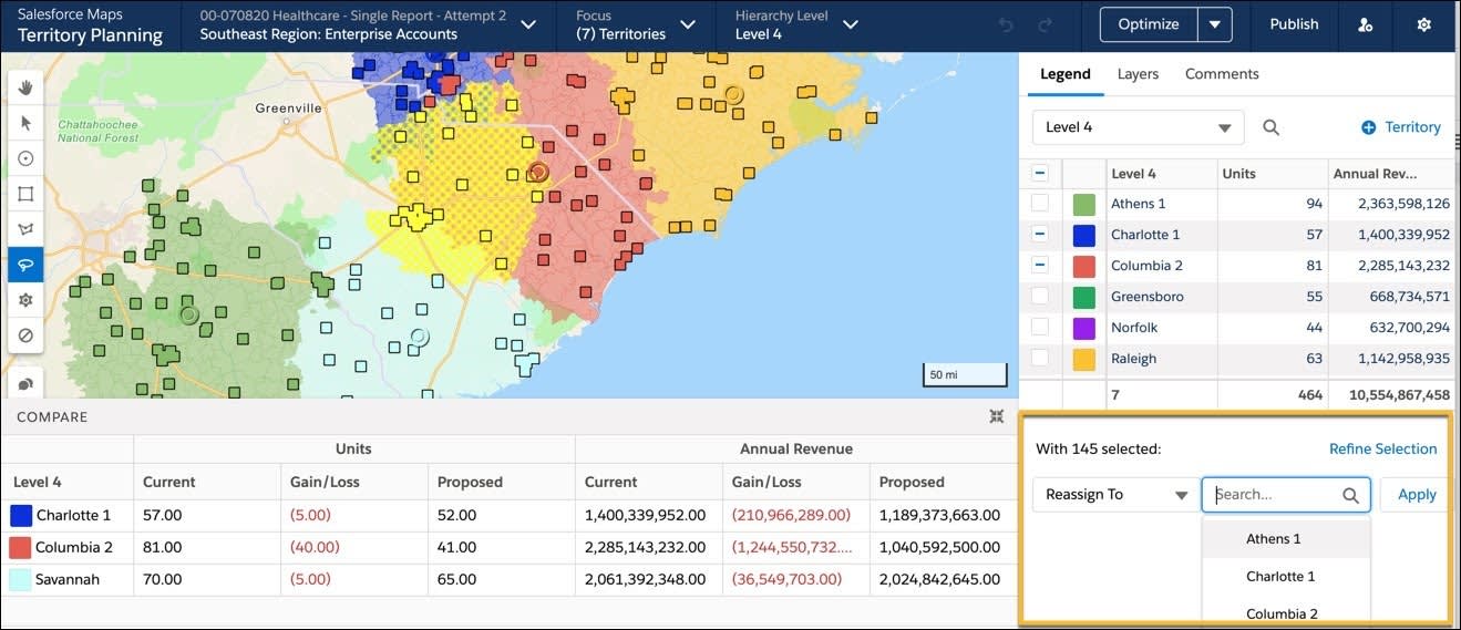 En la interfaz de Planificación de territorios hay una vista del mapa y los territorios del sureste están resaltados en diferentes colores. En la parte inferior de la vista del mapa hay un cuadro comparativo que muestra una comparación de dos territorios por unidad e ingresos anuales de las cuentas. En el panel derecho, se muestra una leyenda de los territorios y está resaltada la sección Reassign to (Reasignar a).