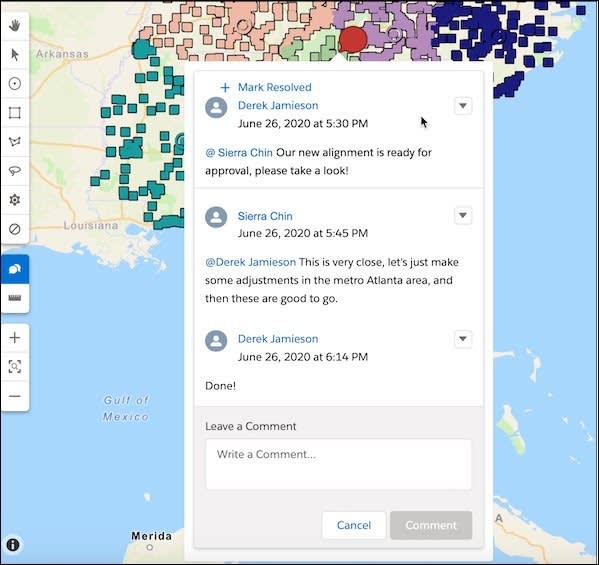 En la interfaz de Planificación de territorios, el cuadro de texto de comentarios está seleccionado y aparece un cuadro de diálogo de comentarios en el mapa que muestra la colaboración sobre los cambios de alineación.
