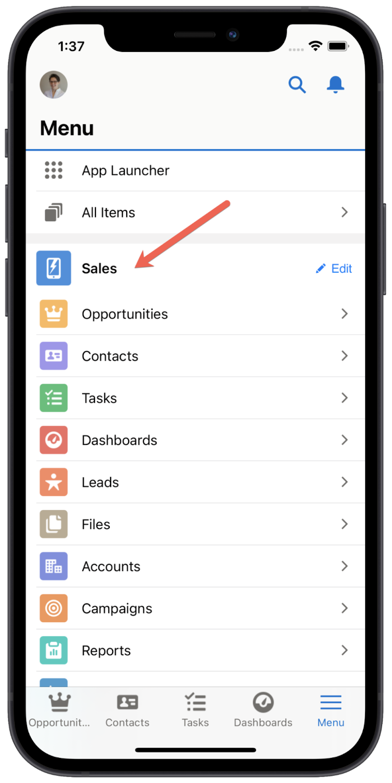 Lightning-Navigationsbildschirm der mobilen Salesforce-Anwendung mit einem roten Pfeil, der auf die erste aufgeführte Anwendung, Vertrieb, zeigt.