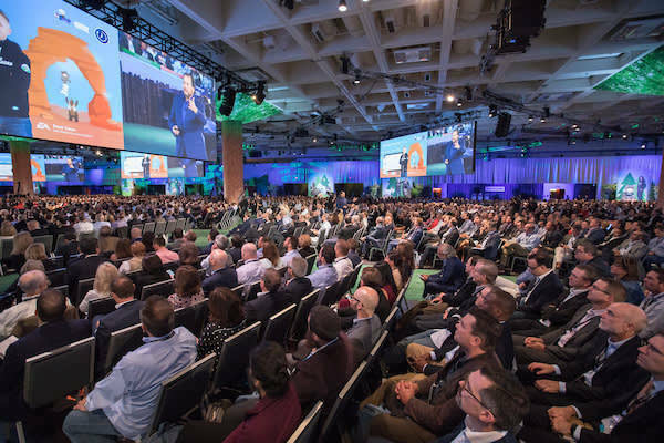 Dreamforce で講演する Marc Benioff