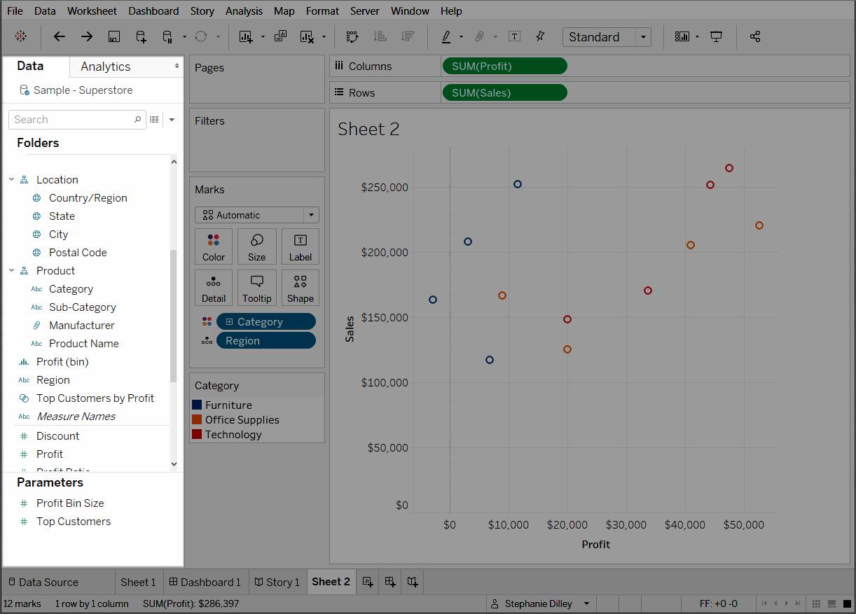 左側の [データ] ペインと [アナリティクス] ペインが強調表示されている Tableau Desktop の画像。