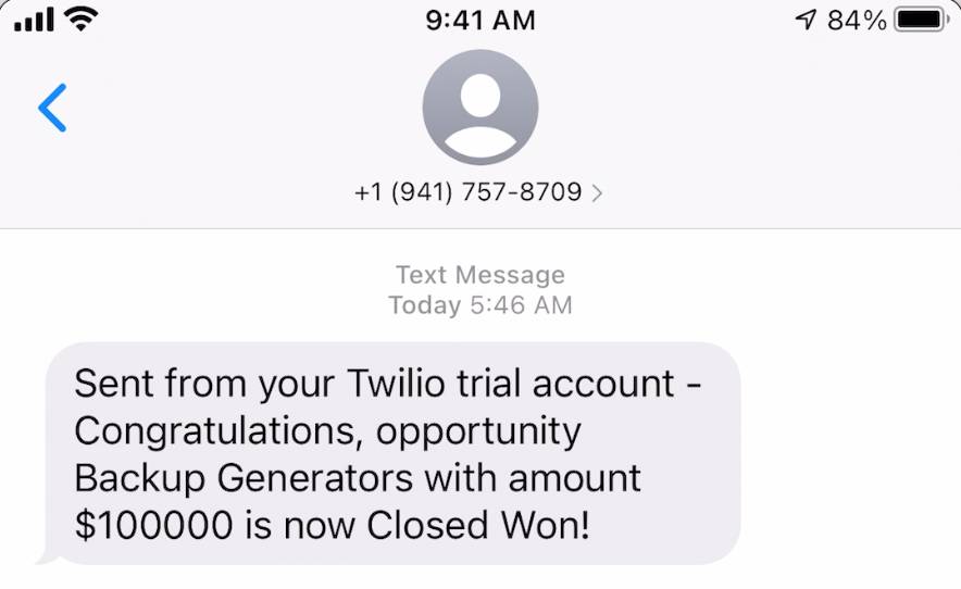 Twilio からのテキストメッセージが表示されている携帯電話。
