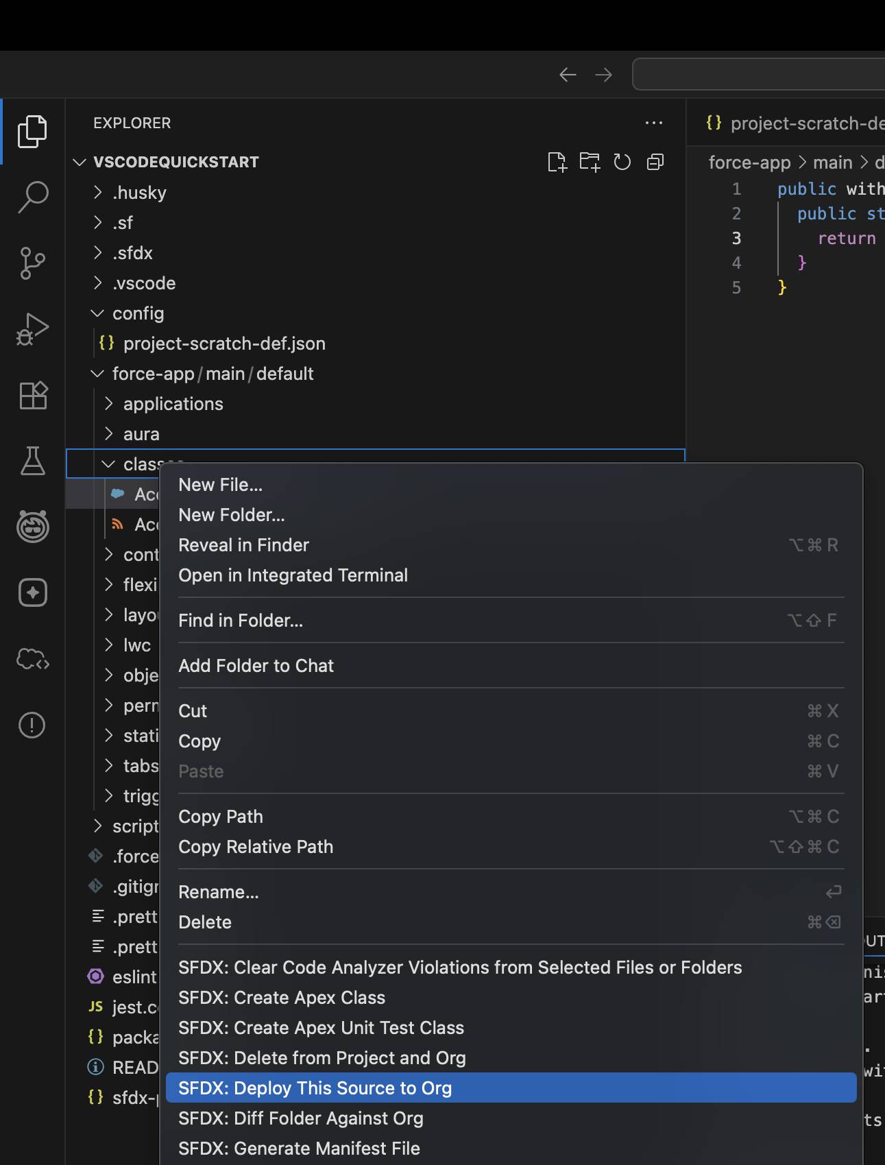 Com a pasta classes clicada com o botão direito do mouse, SFDX: Deploy Source to Org (Implantar essa fonte na organização) está selecionada na lista de opções.