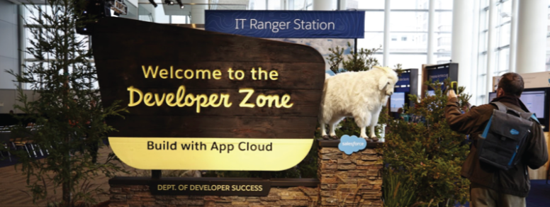 Dreamforce の看板。「Welcome to the Developer Zone, Build with App Cloud, Dept. of Developer Success (開発者ゾーンへようこそ、App Cloud を使用した構築、開発者サクセス部門)」と書かれています。