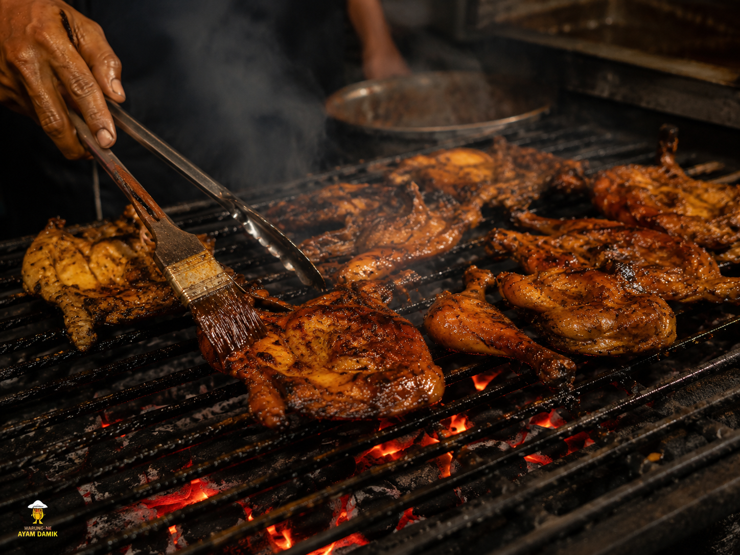 Proses membakar ayam di atas bara api - Warung Van Damik