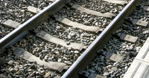 線路に「砂利」が敷き詰められているのはなぜ？ 