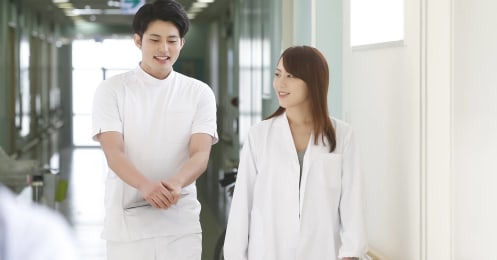 アルバイトは禁止でも「働き方改革」でホワイト化、“今ドキ研修医”の懐事情