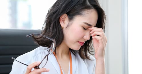 コロナ禍で「目が疲れる」相談が急増！眼鏡のプロが勧める、自宅でできる3つの簡単ケアとは