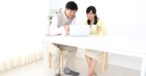 60歳自営業。年金は夫婦で年68万、住宅ローン残債2300万。投資か返済どちらを優先？