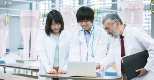 手取り世帯年収1400万のアラサー夫婦「子どもを医学部に入れるにはいくら必要？」