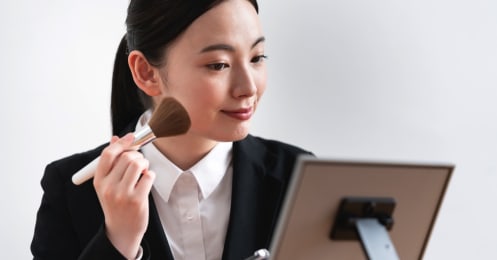 社会人の生活費は月いくら必要？貯金や保険の金額の目安は？