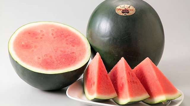 種なし新品種｢ブラックジャックスイカ｣は何がスゴいのか – MONEY PLUS