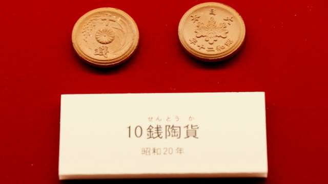 陶器の中国人物像　桃・貨幣 Amazon.co.jp: 十錦桃仙人像 陶器 中国 骨董 置物 : ホーム