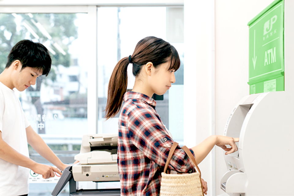 ゆうちょ銀行のatm手数料がファミマで無料になる理由 Money Plus