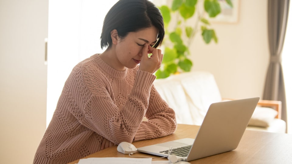 50歳シングルマザーを悩ます 親の介護 と 子どもの教育費 Money Plus