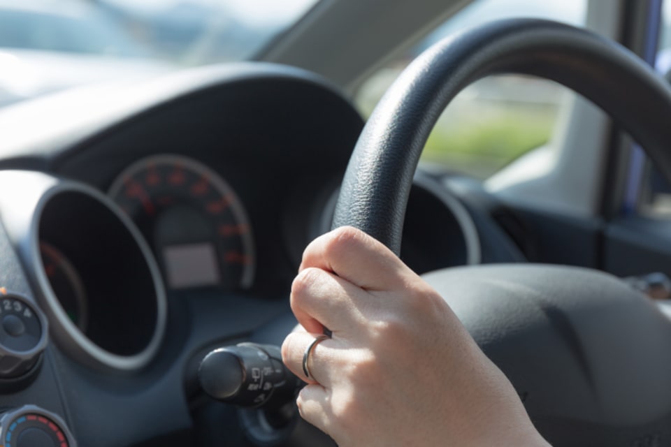 自動車保険に月1万は高すぎる 見直しで年間数万浮くことも Money Plus