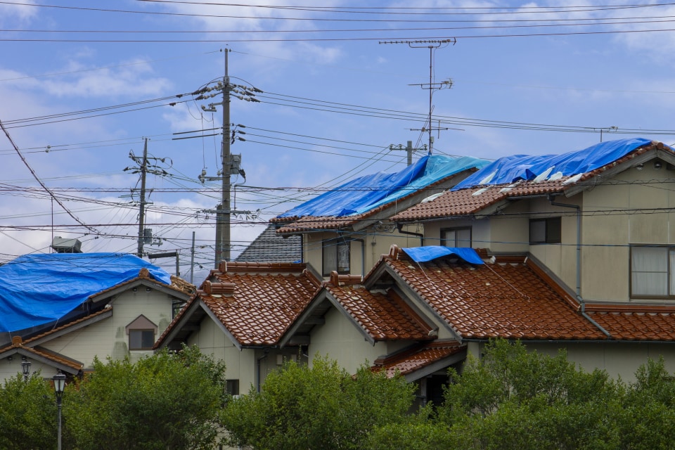 台風で屋根 雨どいが損壊 不安につけこむ 現代版火事場泥棒 の手口 Money Plus