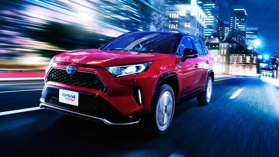 トヨタRAV4 PHVに注目 “スポーツカー並み”の加速性能と最大1300kmの 