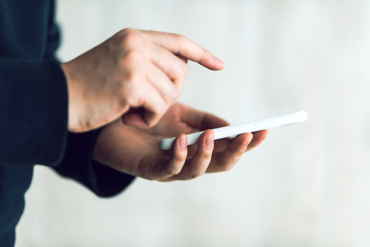 SNSの流行で価格が高騰する暗号資産「ミームコイン」。一攫千金かハイリスクか、投資家はどう扱うべきか – MONEY PLUS