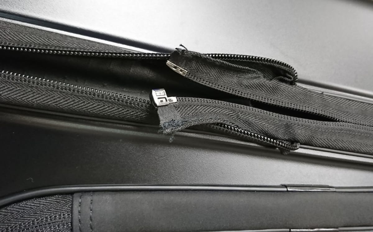 旅行でスーツケースが壊れたら保険で直せる？ 知っておきたい航空会社