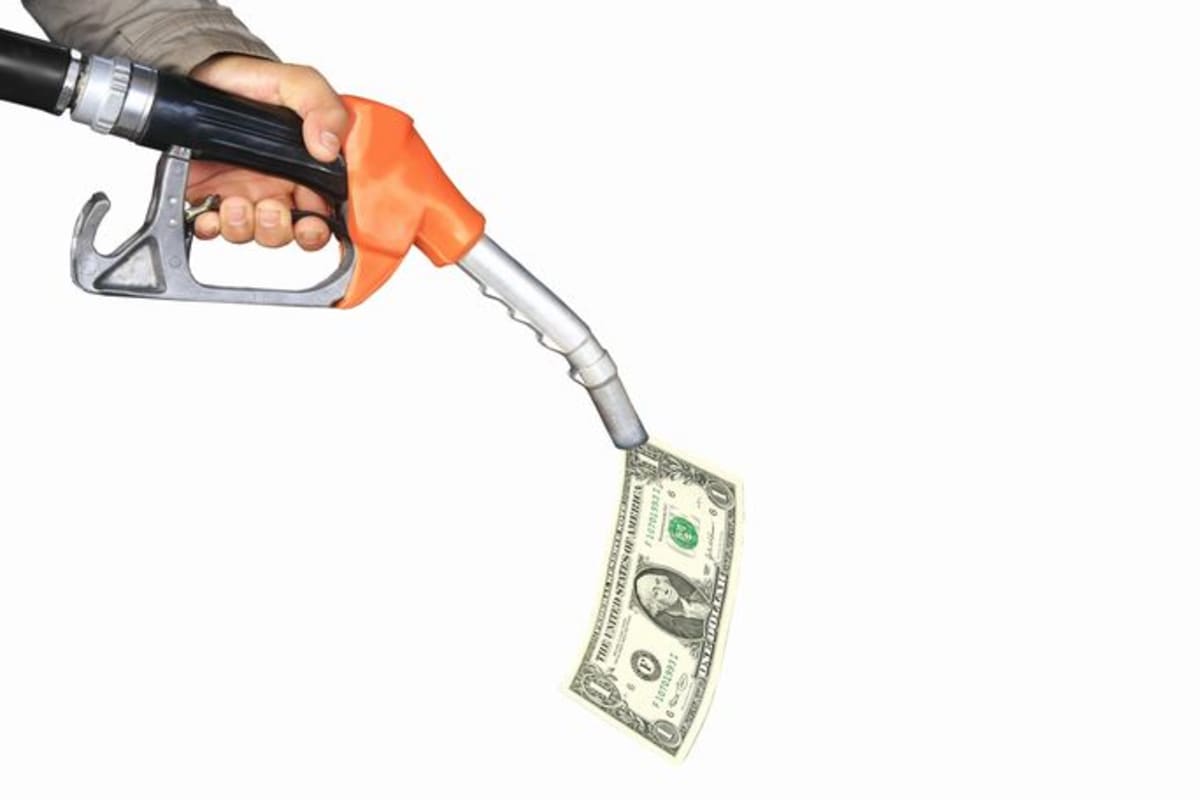 原油価格急落、市場心理低下のサインがここにも – MONEY PLUS