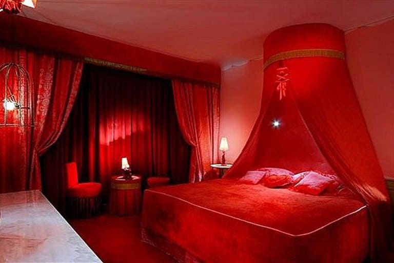 night escorts room
