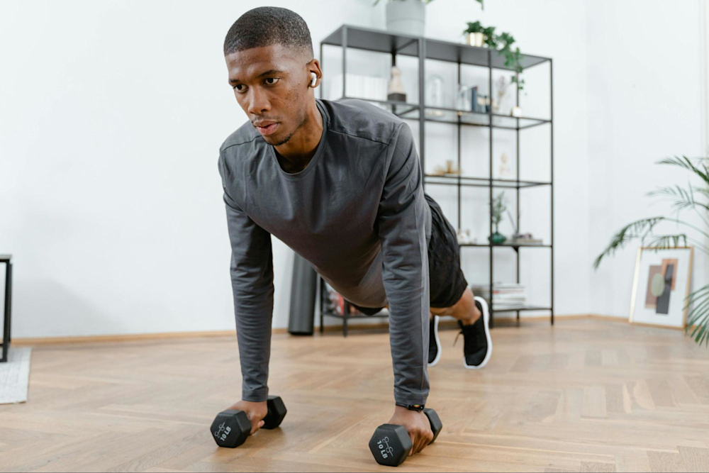 Man does a resistance training workout after learning about the benefits of resistance training.