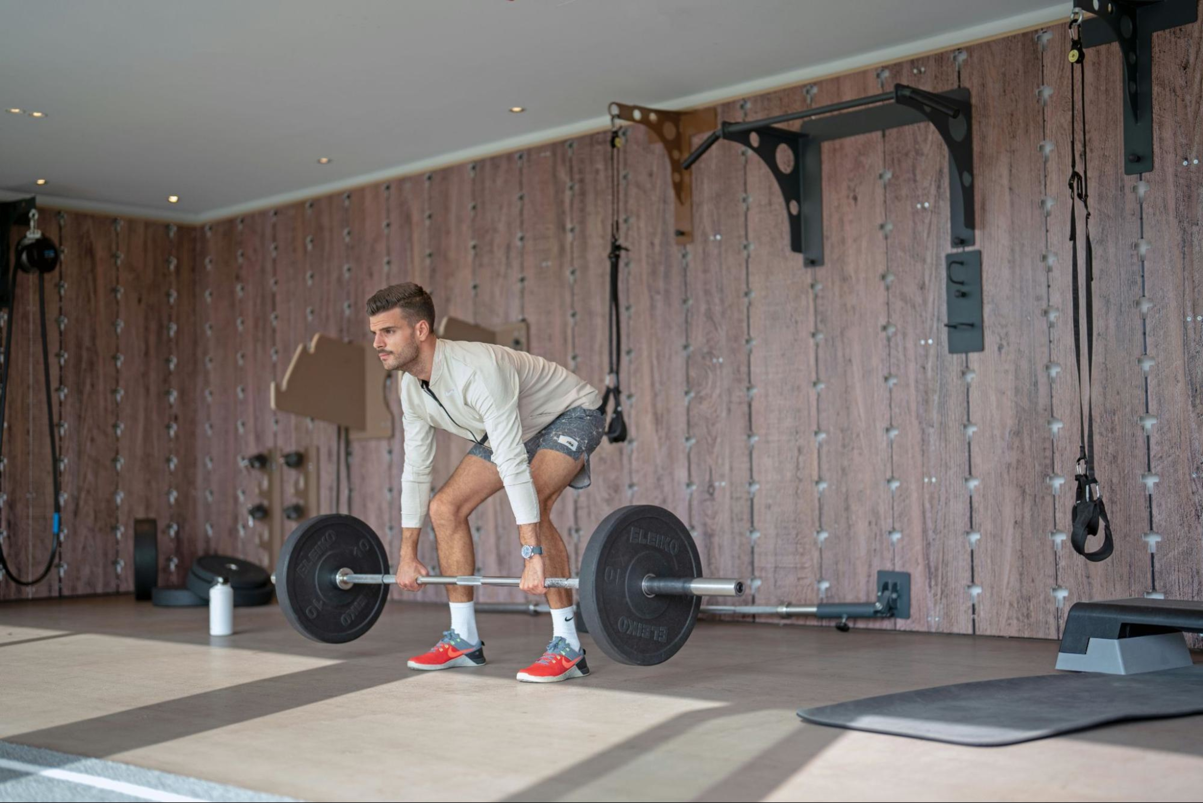 Man does a strength training workout after learning if he should do weights before or after cardio.