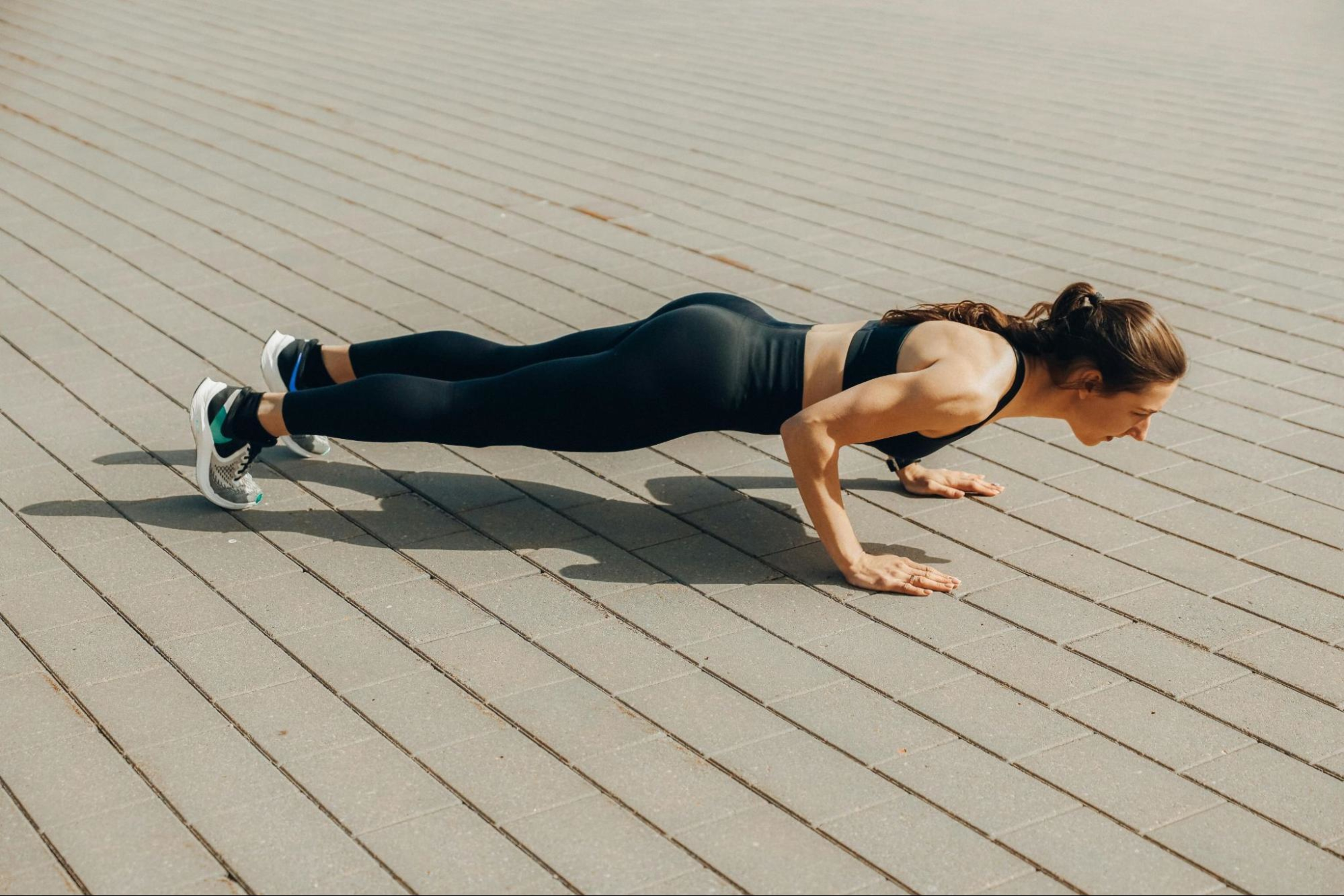 Woman does a plank to reap the many benefits of full-body workouts.