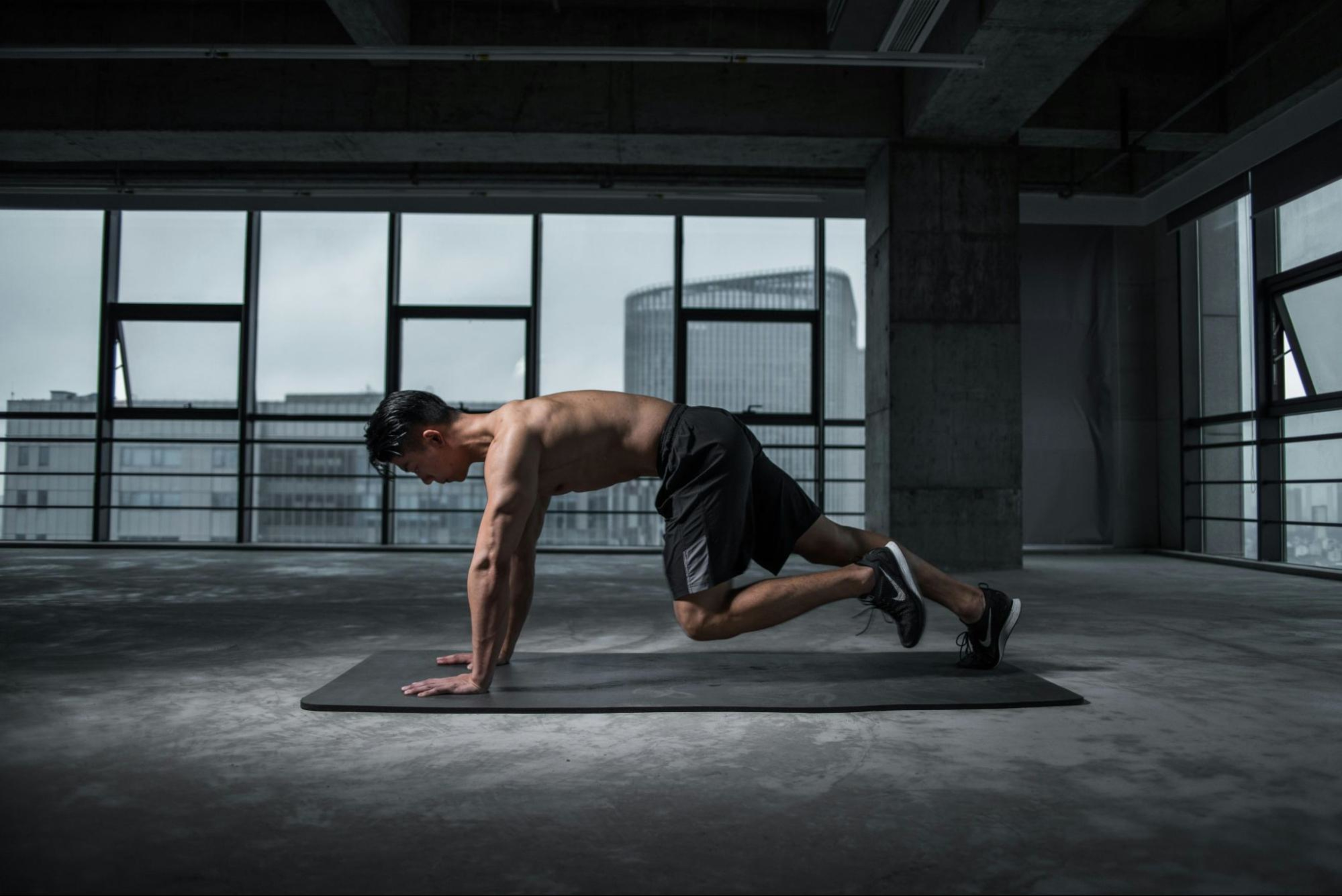 Man does a core-focused circuit, a great full-body circuit training workout for beginners.
