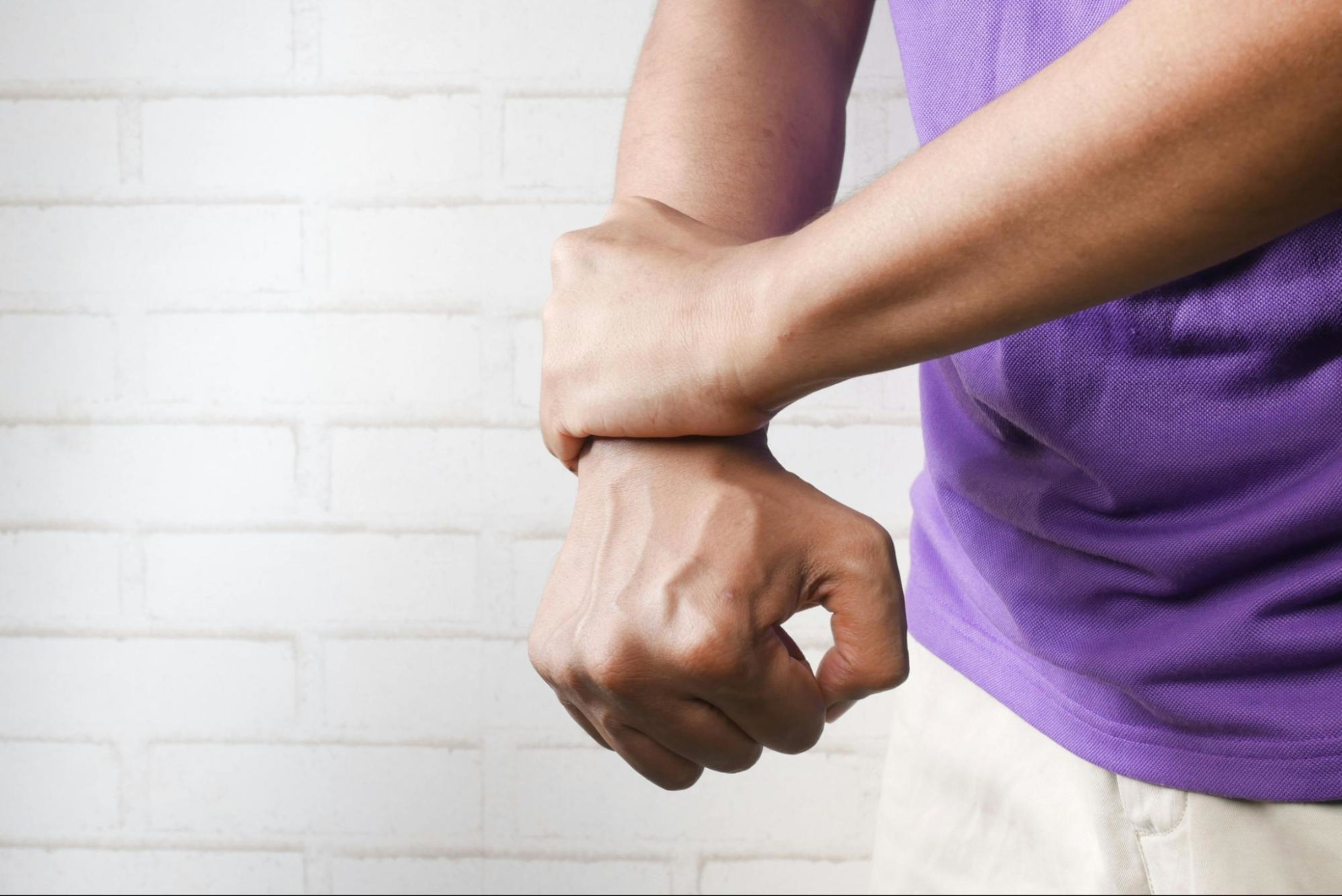 Man experiences wrist pain after making common mistakes from building strength.