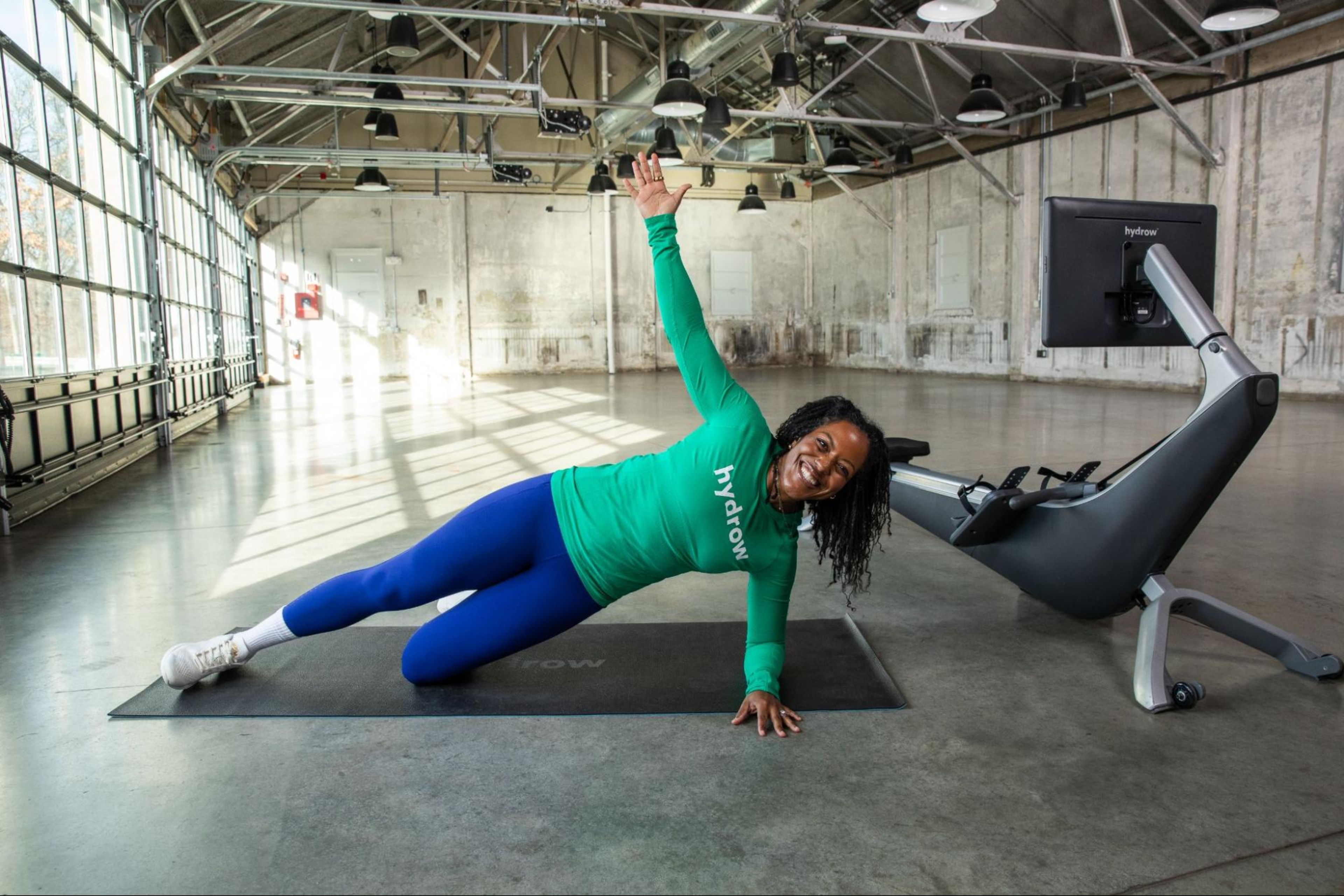 Woman does a strength workout as part of a four-week beginner workout plan.