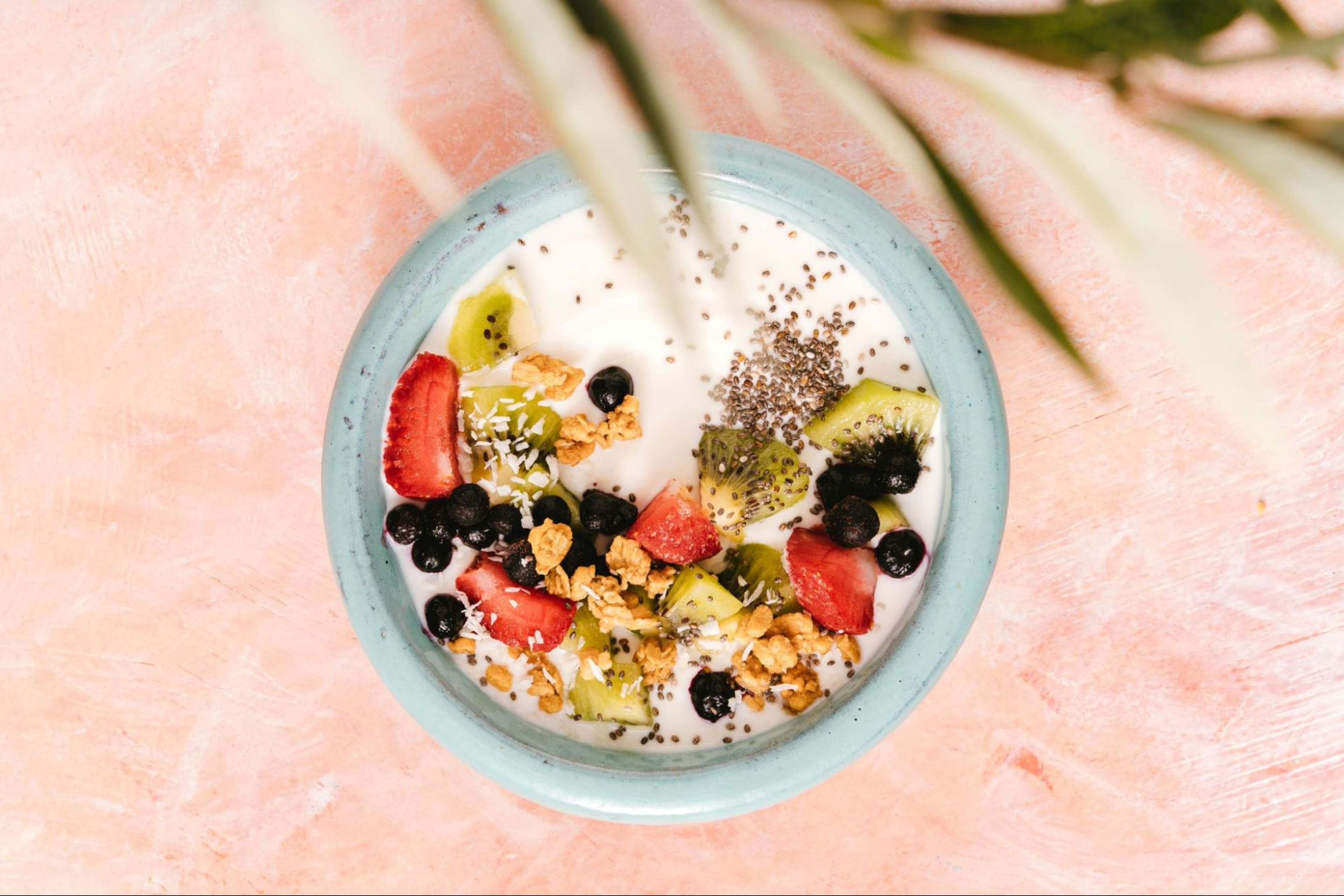 Greek yogurt with fruit and chia seeds, a good option for those looking to eat protein for muscle growth.