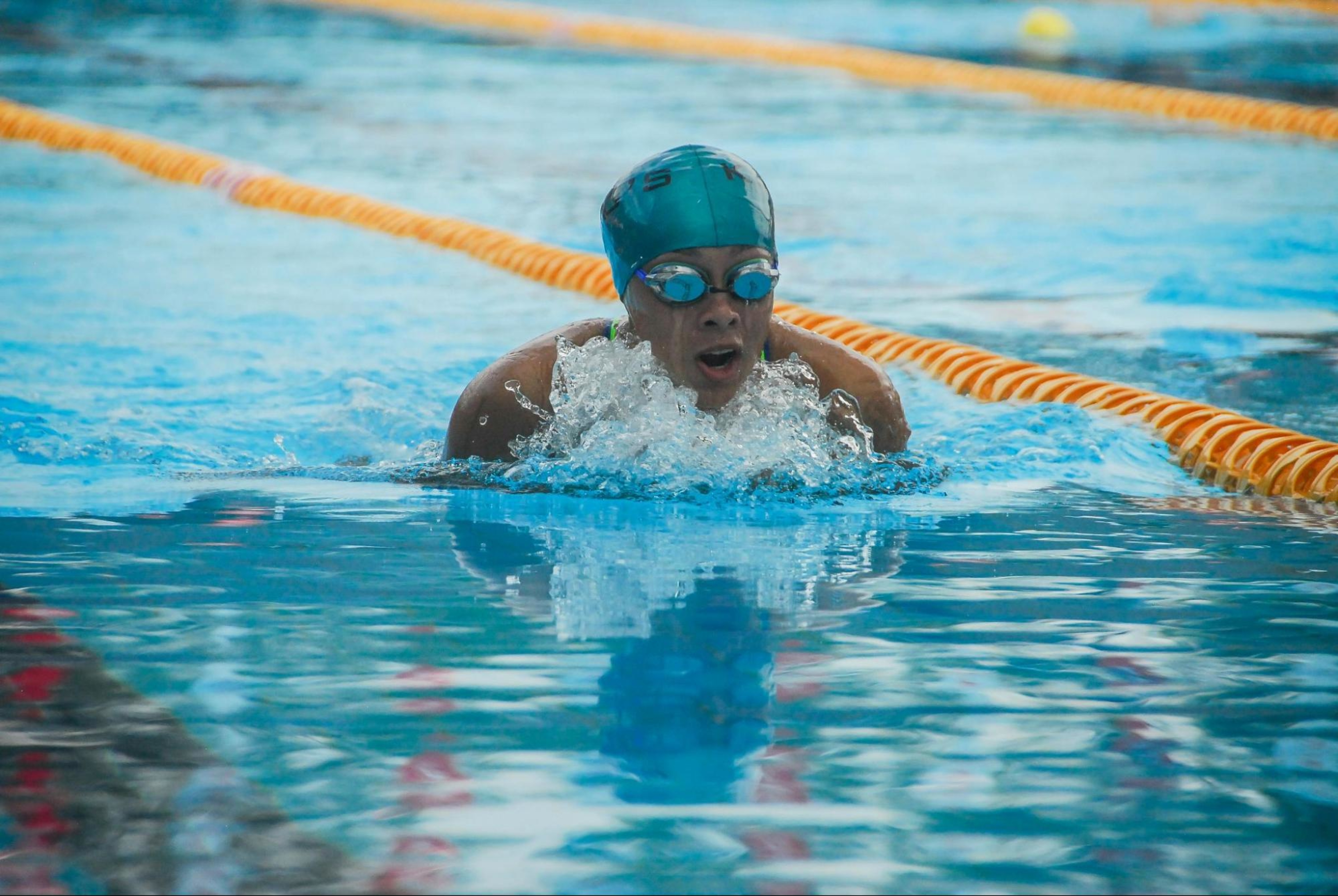 Woman does a swimming workout after doing strength training for swimmers.