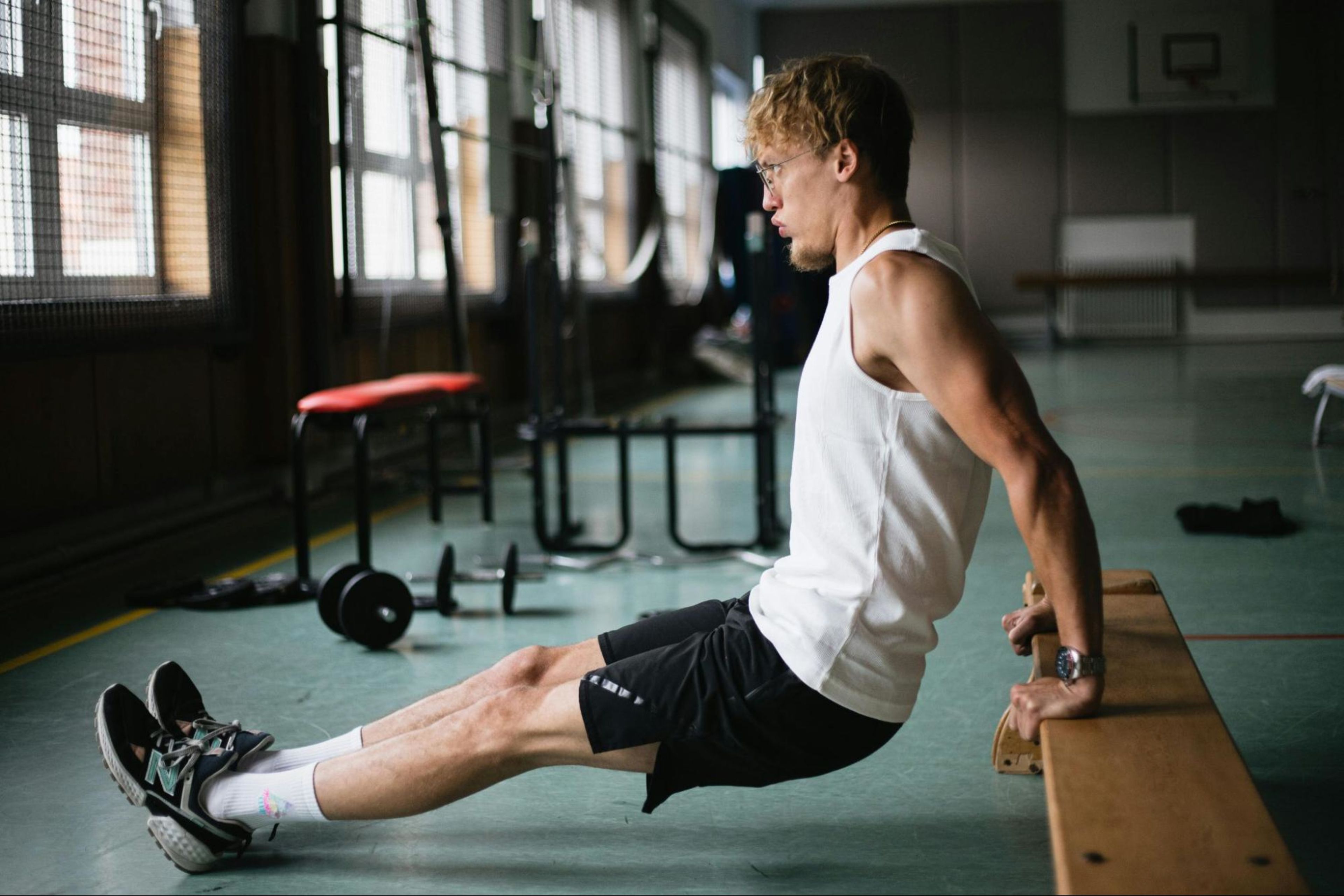 Man does a triceps workout in the gym.