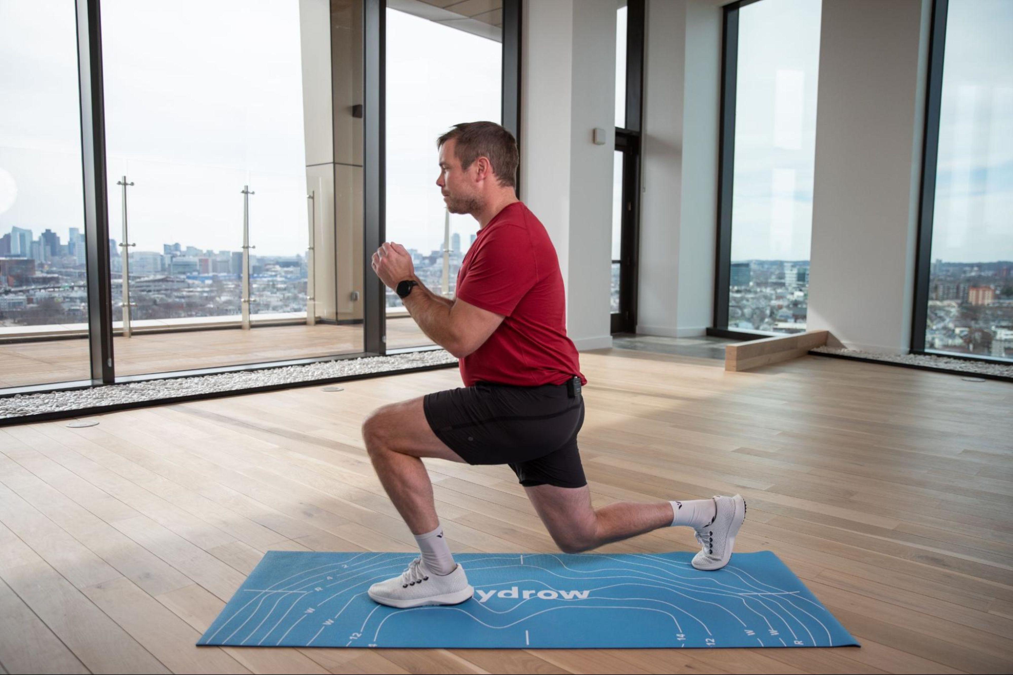 Man does lunges, a popular type of thigh exercise.