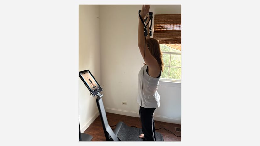 Hydrow Member Melissa uses her LYQUID strength platform.