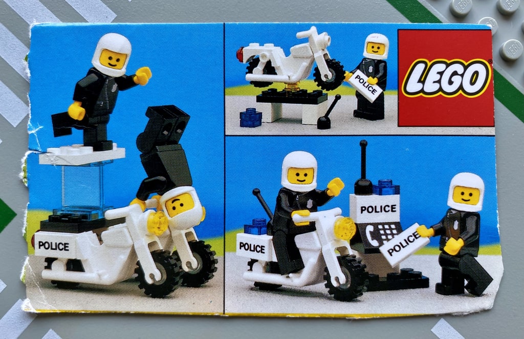 The completed set with the photo booth and the police minifigures on their motorcycles
