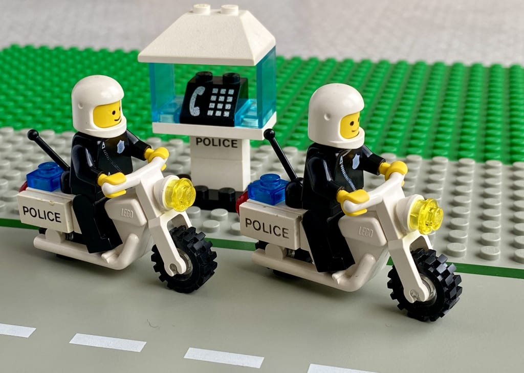 The completed set with the photo booth and the police minifigures on their motorcycles