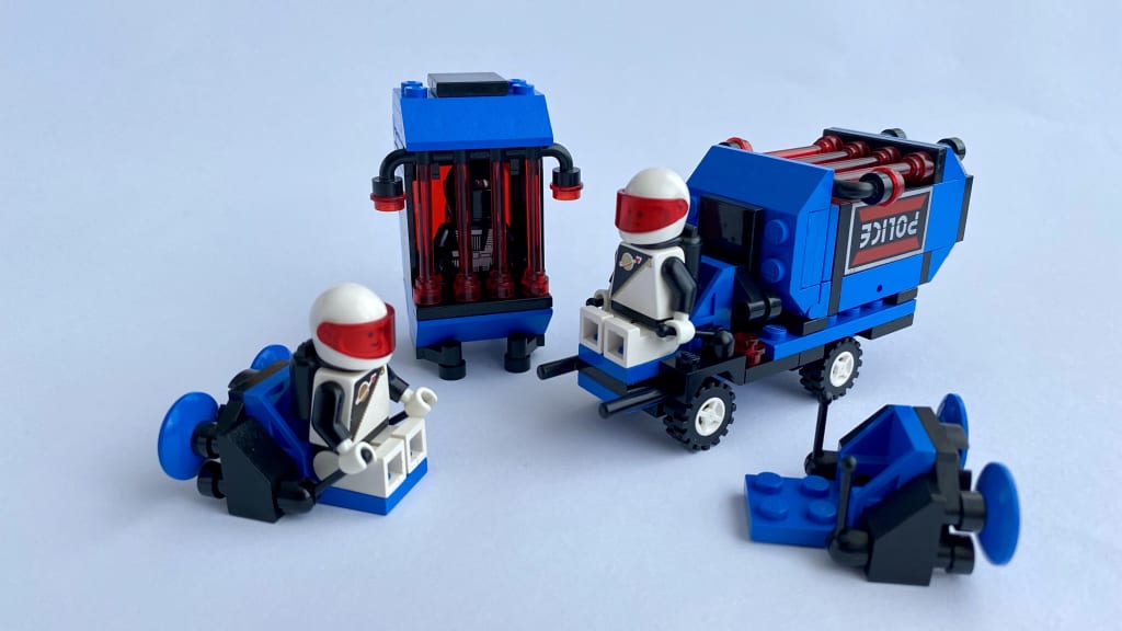 Container mounted at the back of the 4-wheeled vehicle