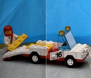 Alternative build from booklet, a flatbed truck with the driver loading a yellow 1x4 plate.