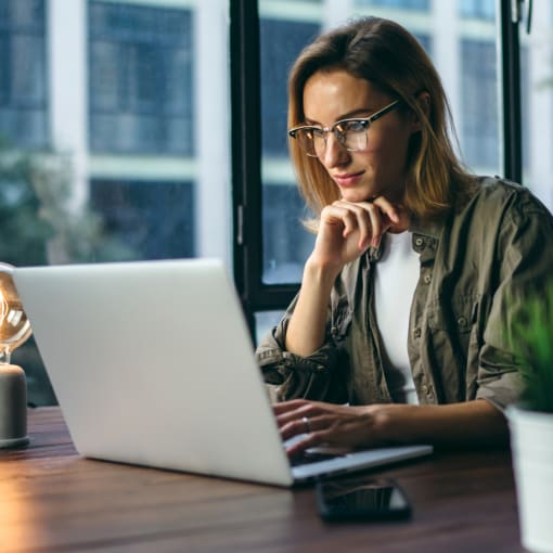 women_focusing_on_laptop