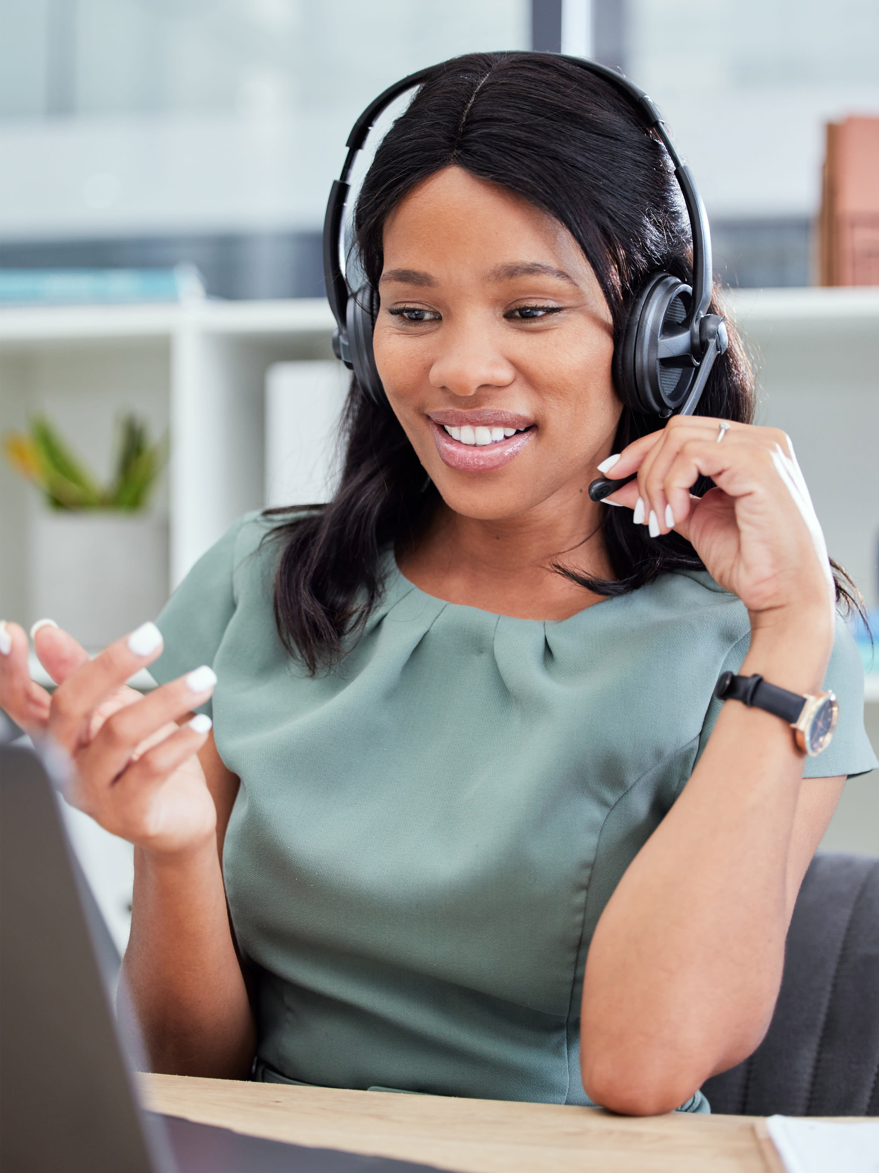 A consultant in a headset talks to a customer about their assessment results.