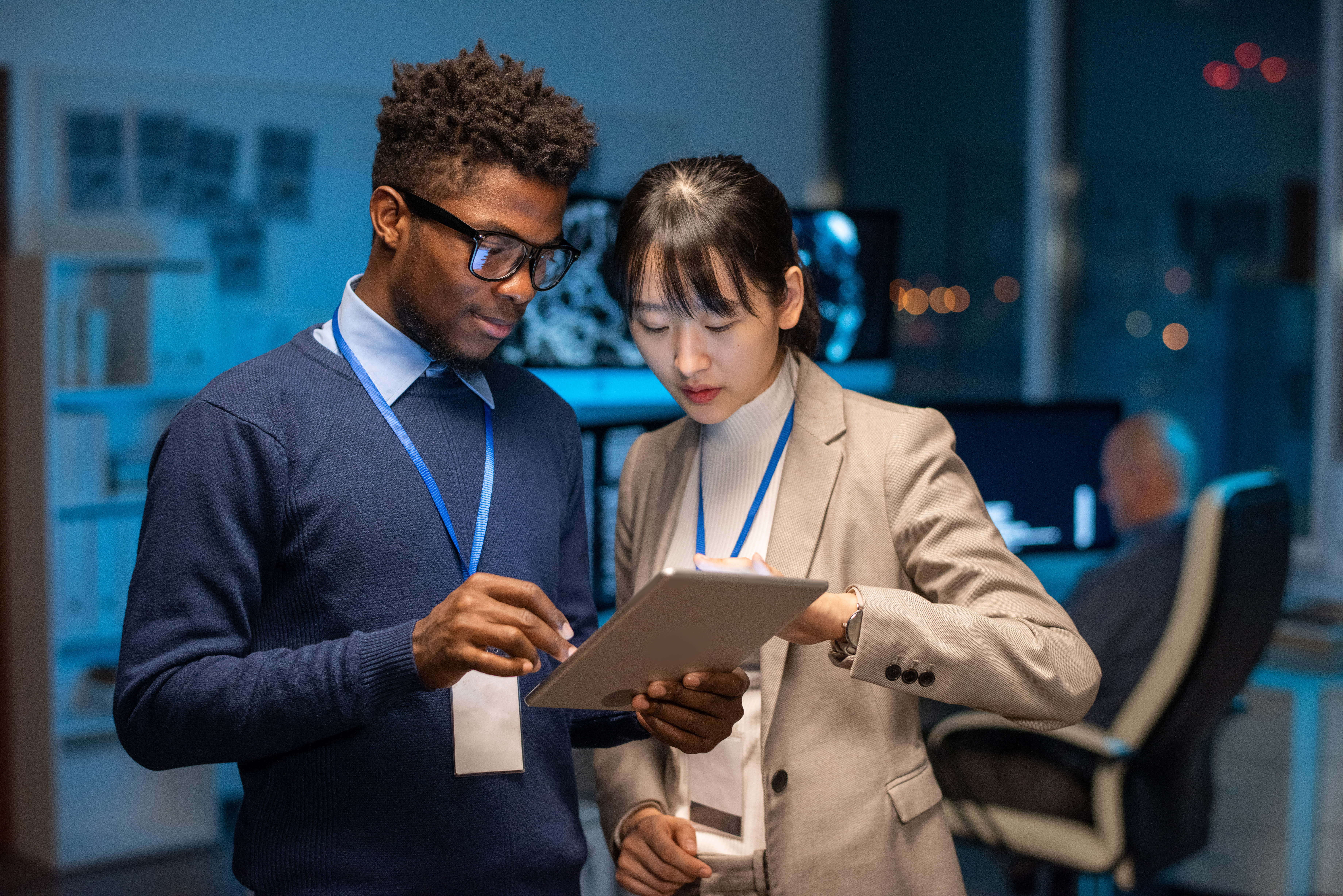 Two-professionals-are-looking-at-the-tablet