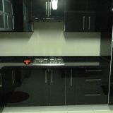 cocina con cubierta de cuarzo negro y puertas de aluminio