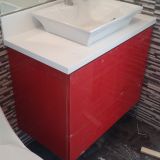 Mueble de baño rojo