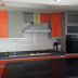 cocina naranja con cubierta cuarzo negro y gris galaxy